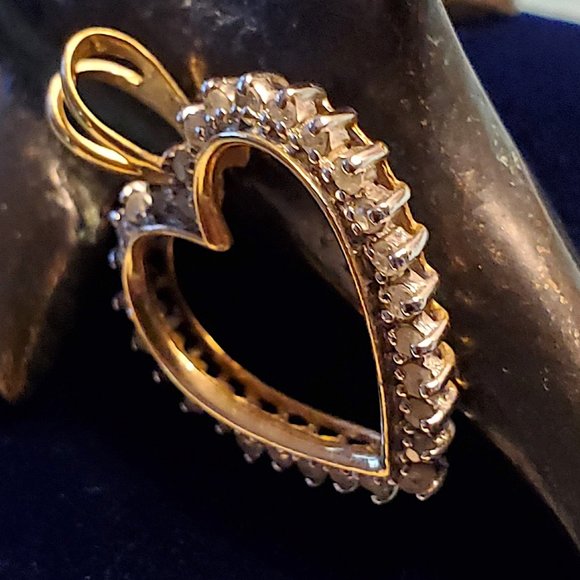 ESTATE SALE - Sweet Yellow Gold 10k Diamond Heart Pendant! - Picture 4 of 6
